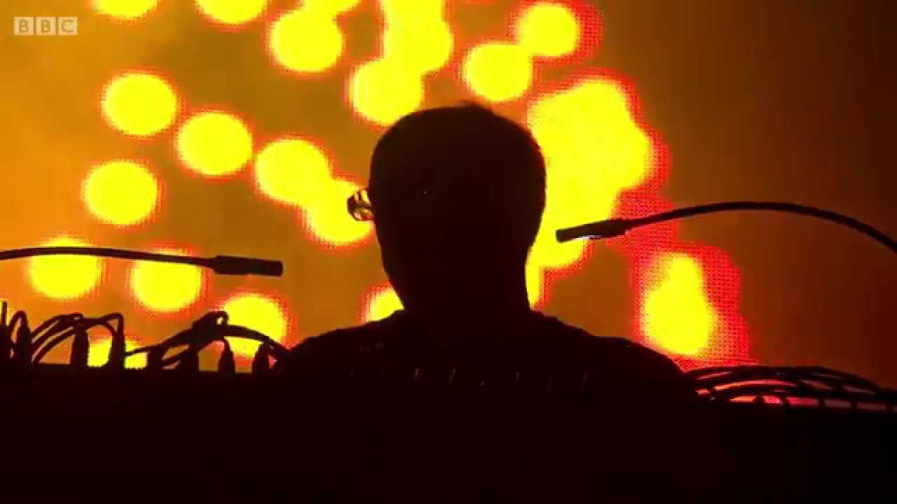 The Chemical Brothers - Escape Velocity (Live at Glastonbury 2015)