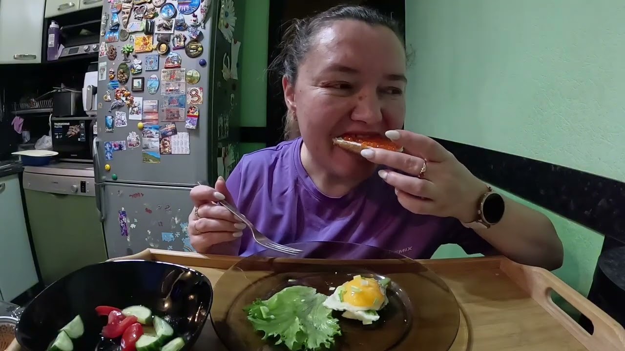 Яичница с грибами, бутерброды с икрой, овощи. Завтрак#mukbang #еда #вкусно 