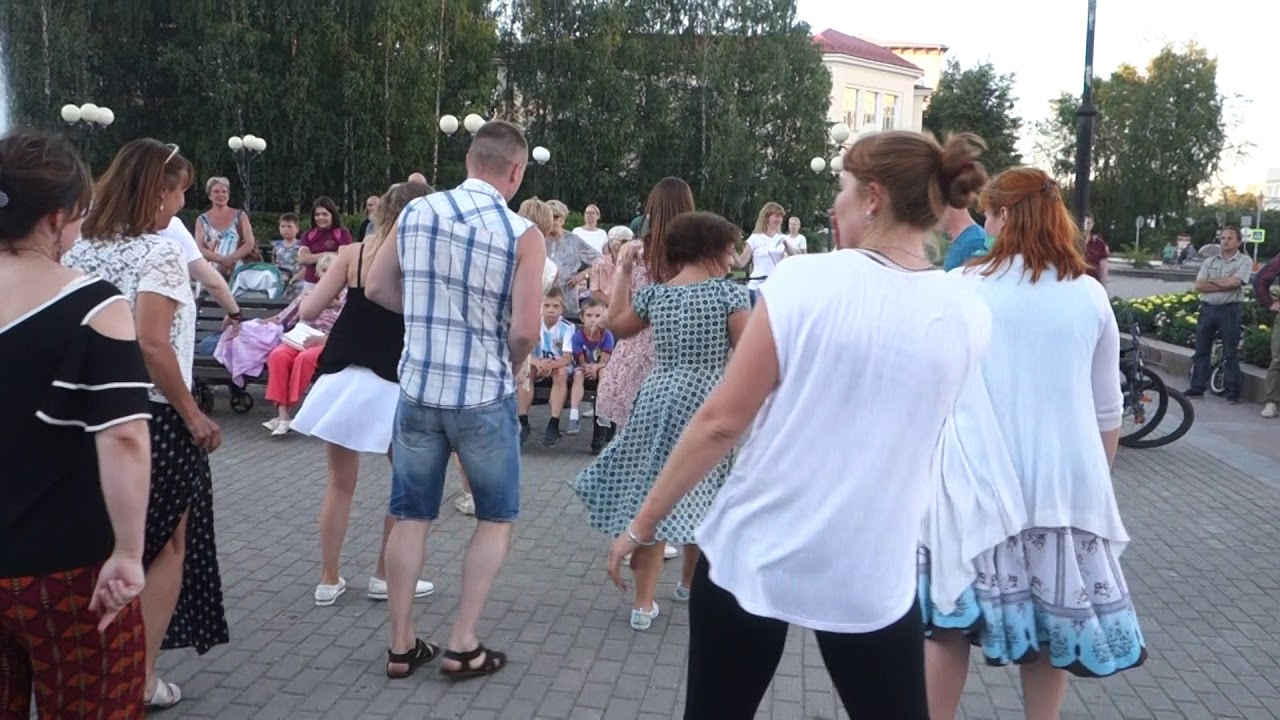 Танцы на Театральной площади г. Сыктывкара 22.07.2018 - 09 - Barefoot - Ray Collins Hot Club
