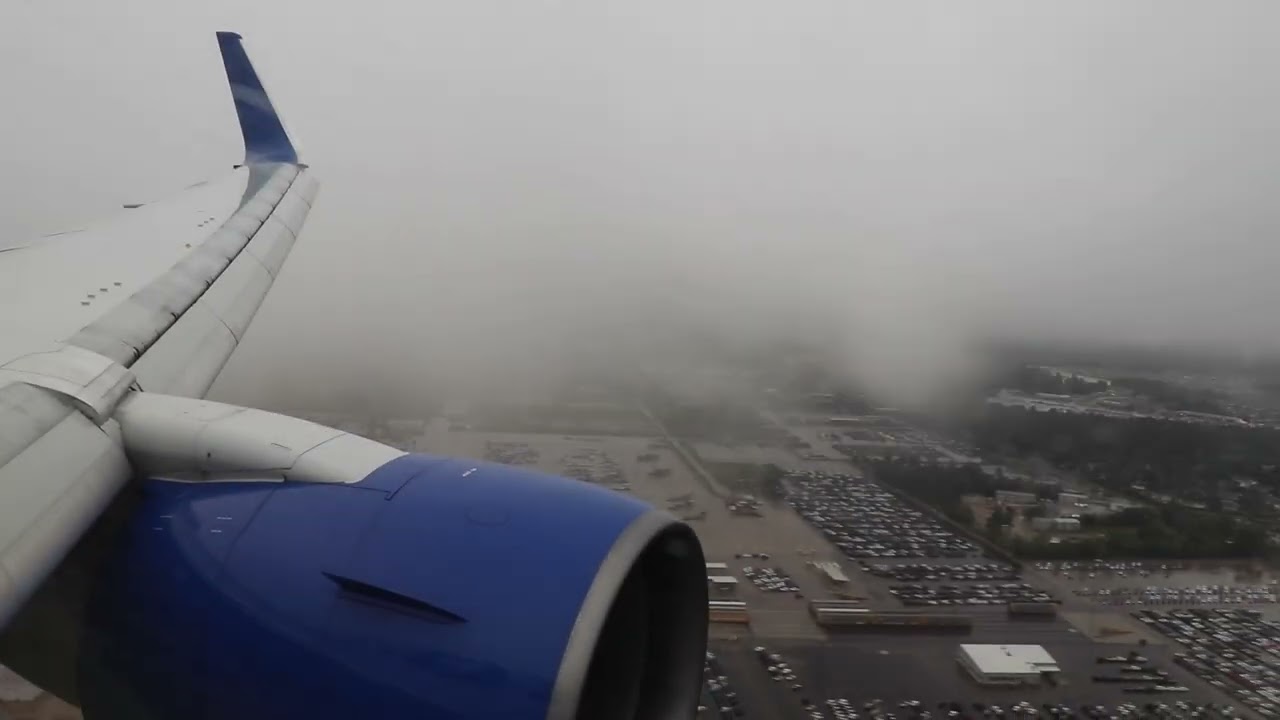 Rainy United Boeing 767-322(ER) Landing at Houston Airport
