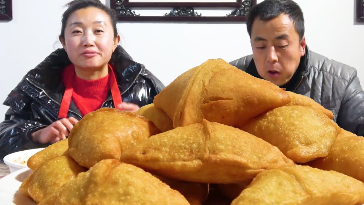 夫妻俩用韭菜和猪肉做了超好吃的角角，皮脆肉嫩，吃一口满口留香，闺女吃完还想吃！【陕北改艳】