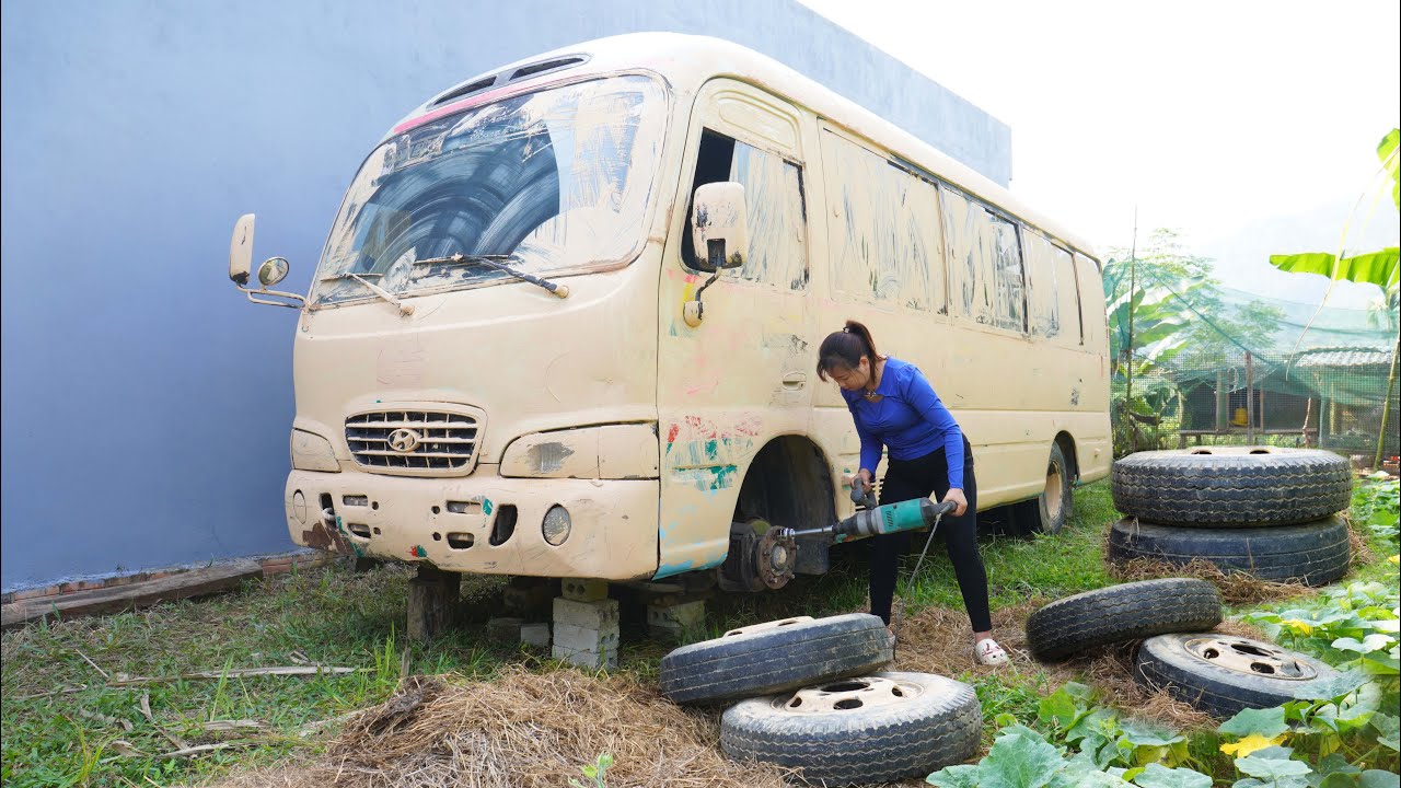 The Girl Successfully Restored an Old, Rusty 45-Seater Ford Passenger Van She Bought For $1,000.