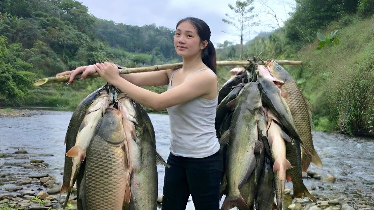 A highland girl's fishing skills: she caught a huge school of fish in the stream.