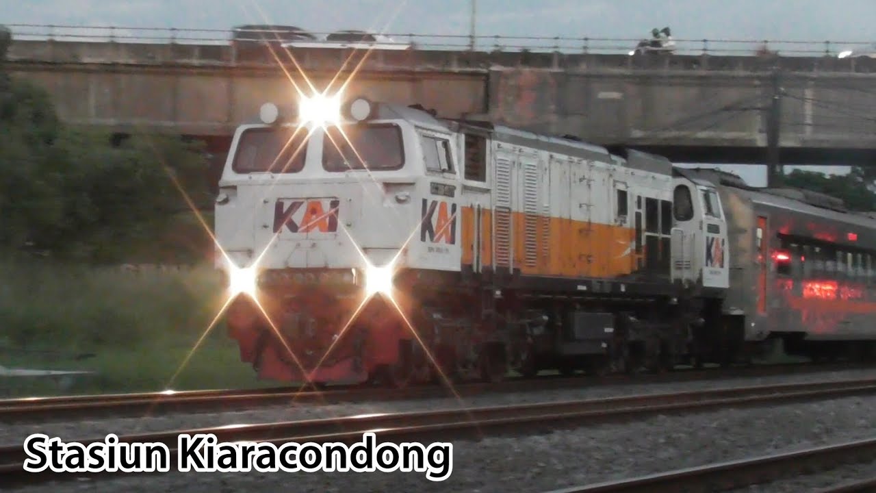 Hunting Kereta Api Sore Hari Di Stasiun Kiaracondong