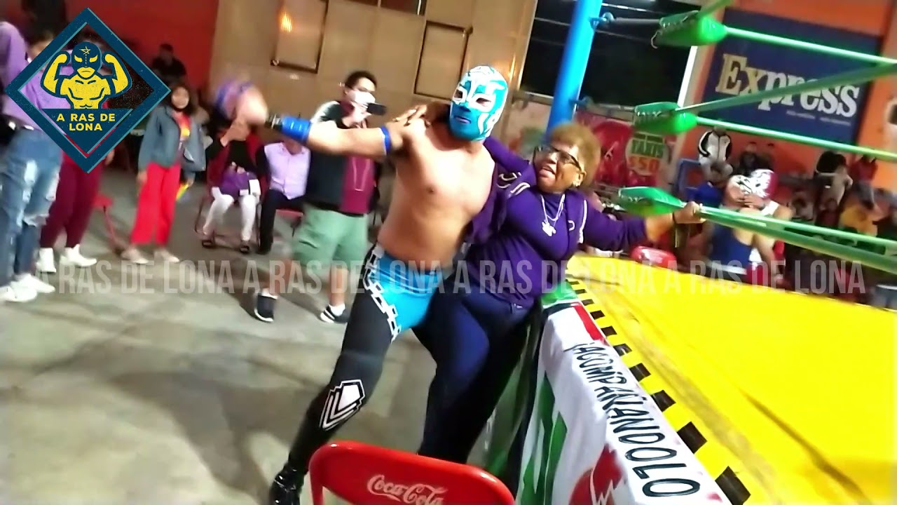 LUCHADOR LE ROBA LAS CHANCLAS A SEÑORA