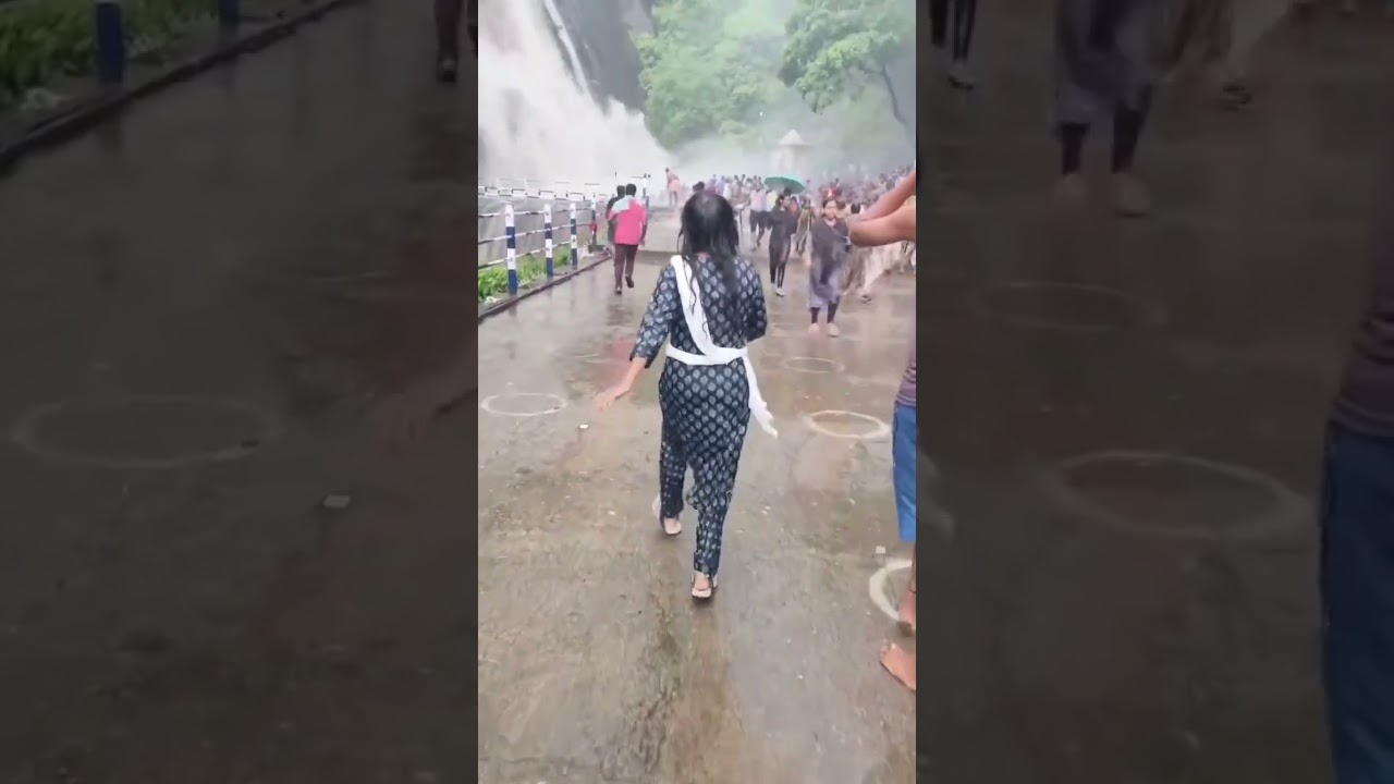 Sudden Increase of Water Volume of the Old Courtralam Falls in South India &ndash; Be Careful