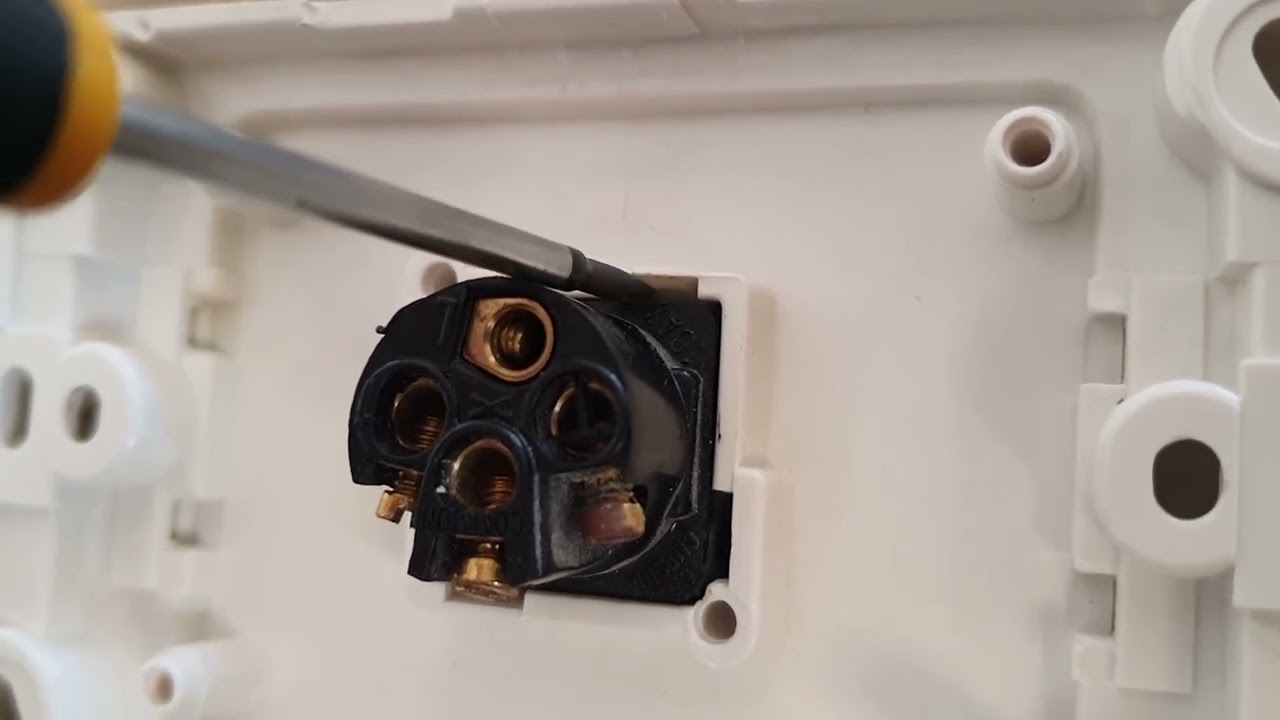 Removing a Jack/Mech from a Clipsal 2000 faceplate