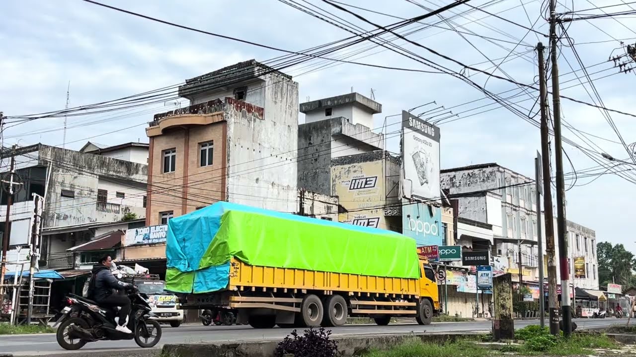 CCTV JALANAN || Jalan Lintas Timur ramai kendaraan besar jelang Hari Raya. 