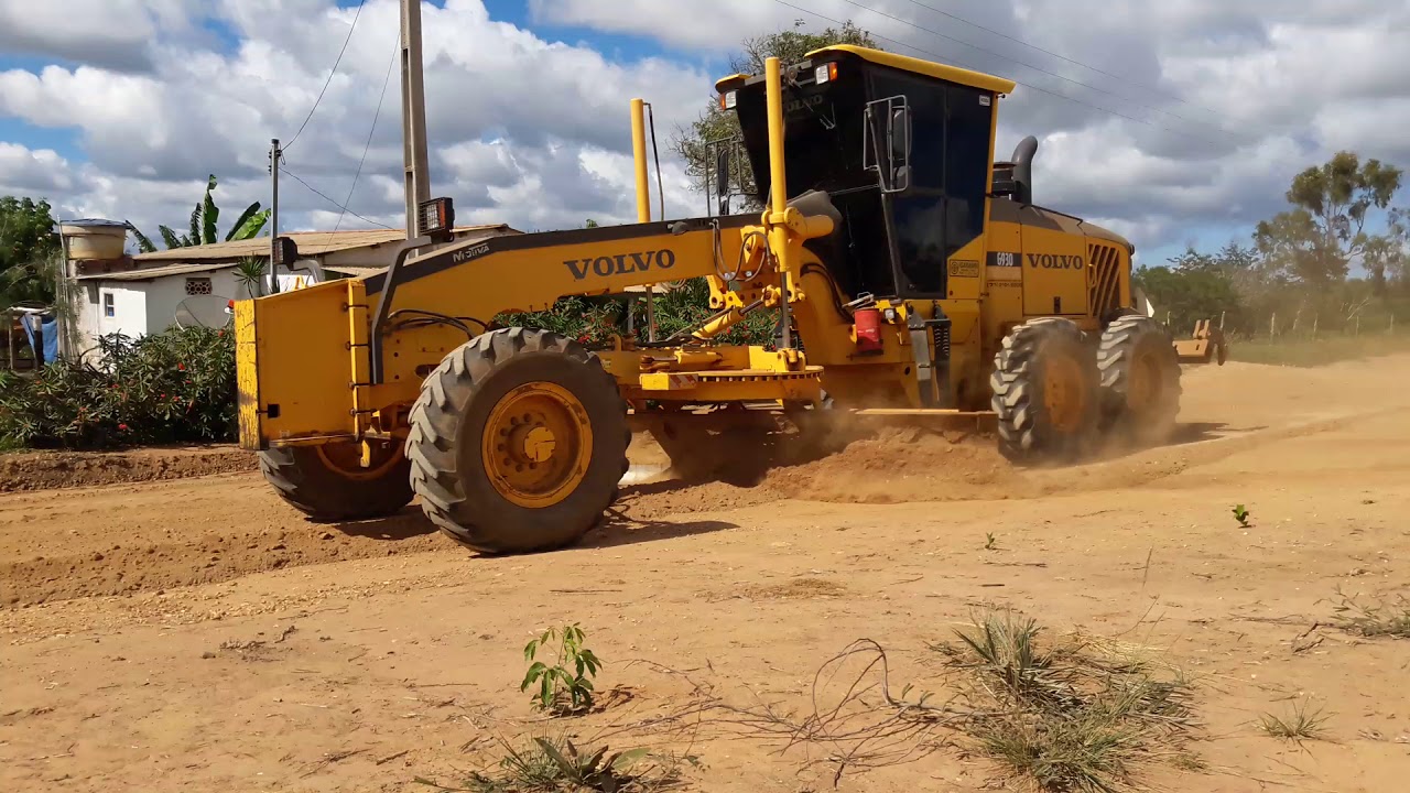 Motoniveladora volvo fazendo serviço em estrada