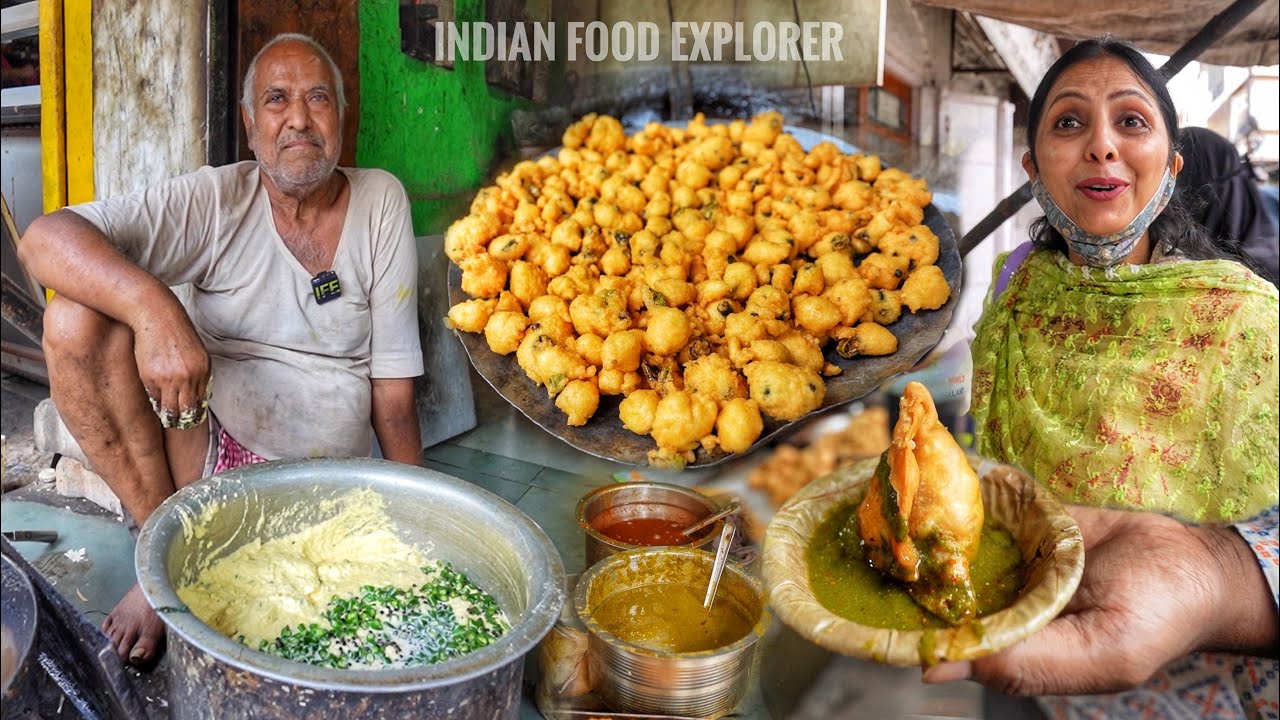 Mathura’s Most Famous Moong Dal ke Pakoda & Samosa | Only Rs.12/- | Street Food India