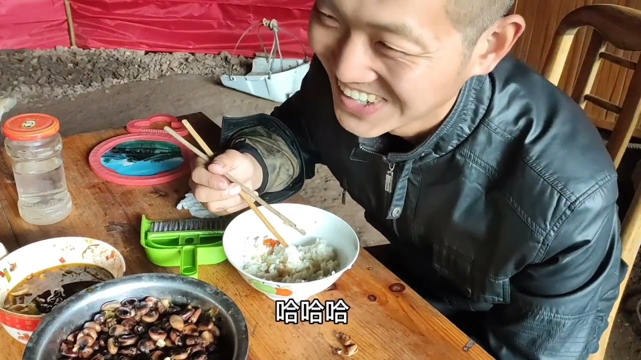 回到婆婆住的山洞，用山泉水烧柴做饭，过了一次李子柒般的生活