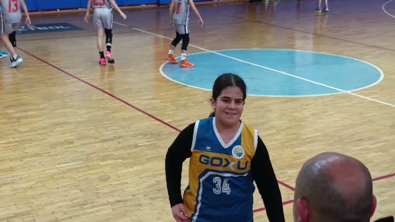 İzmir GOXU U12 kızlar basketbol takımı maç devam ediyor
