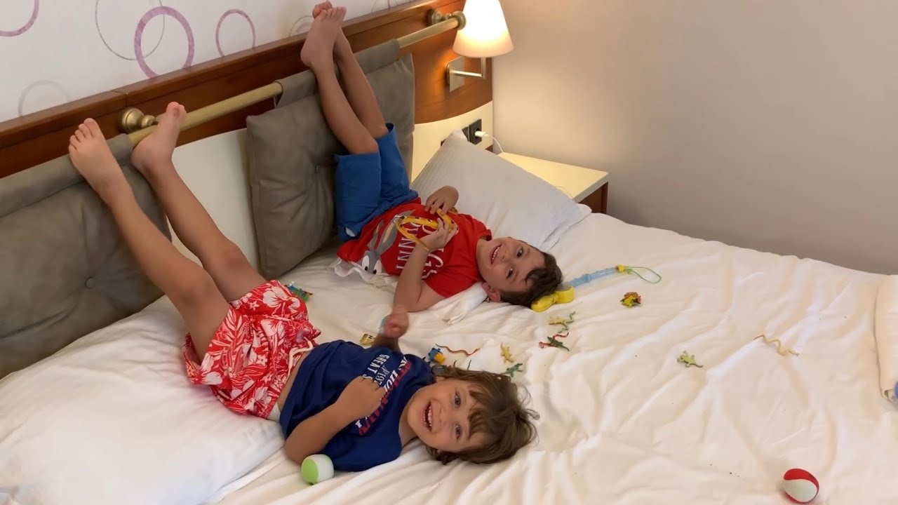 Yusuf ve Fatih Selim yengeç, yılan, araba ve toplarla oynuyorlar😍 Kavga edip barışıyorlar😅