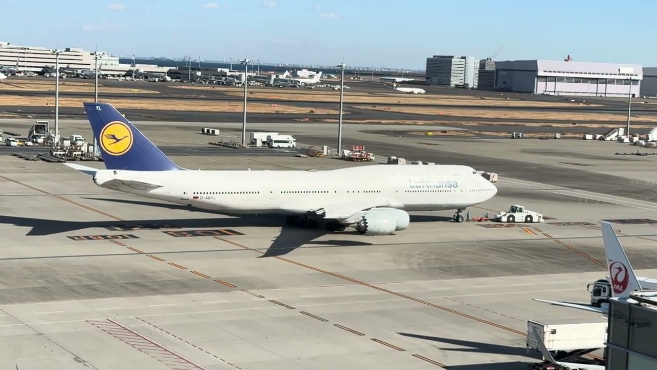 羽田空港第3ターミナルに搭乗口107ゲートからプッシュバックされてるルフトハンザ航空717便ボーイング747-8はエンジンスタート