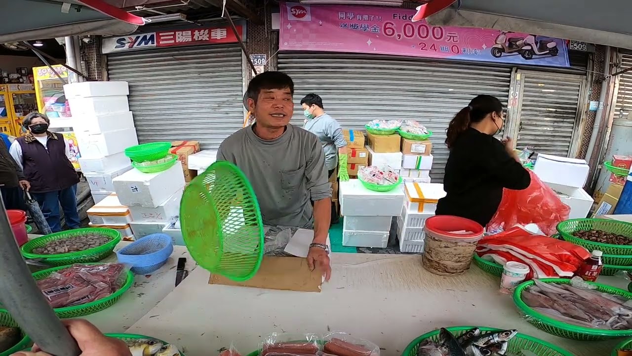 巨無霸鮭魚 兩隻不夠賣搶光光 台中太平803中山市場中山路二段509號 台中海鮮大叔 海鮮拍賣 海鮮叫賣  叫賣哥 seafood auction