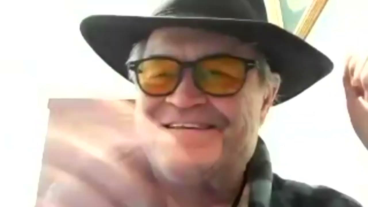 Micky Dolenz interview - How do you ride an elephant?