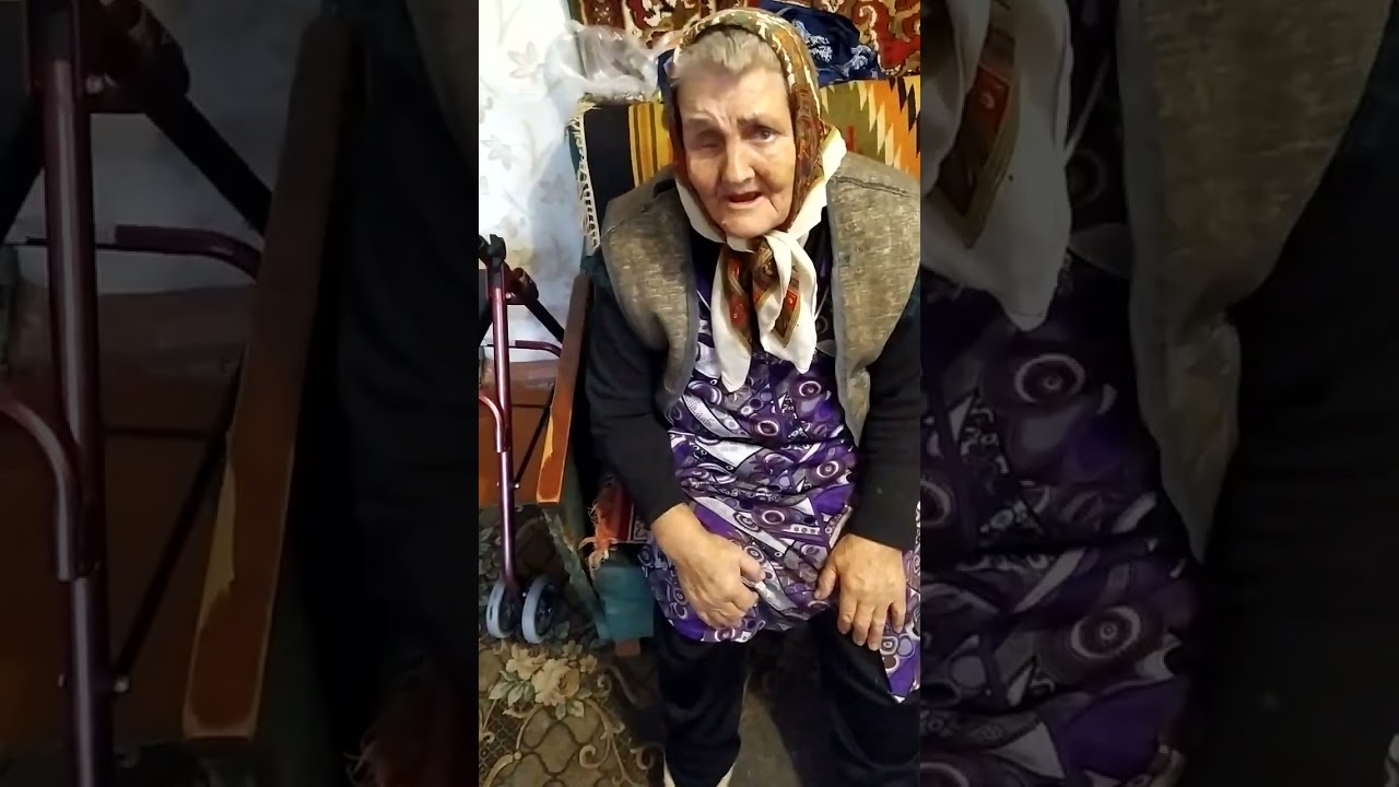Бабушка Маша мучается от боли.