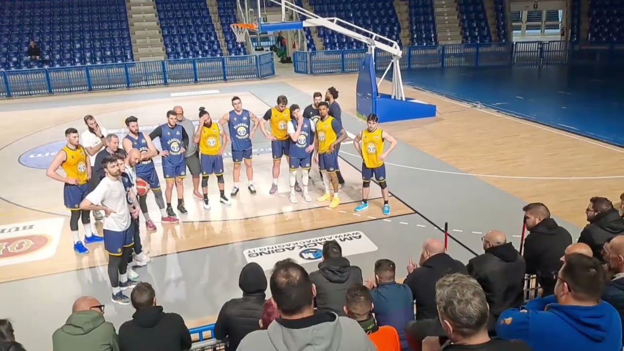 L'incoraggiamento degli Ultras Vigevano 07 ai giocatori della ELACHEM Vigevano 1955