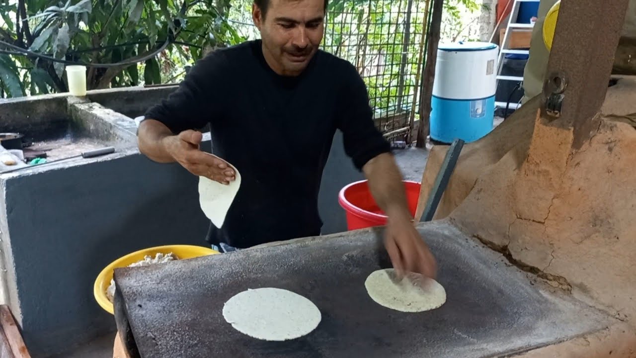 Una combinación perfecta  chile de molcajete y tortillas calientes