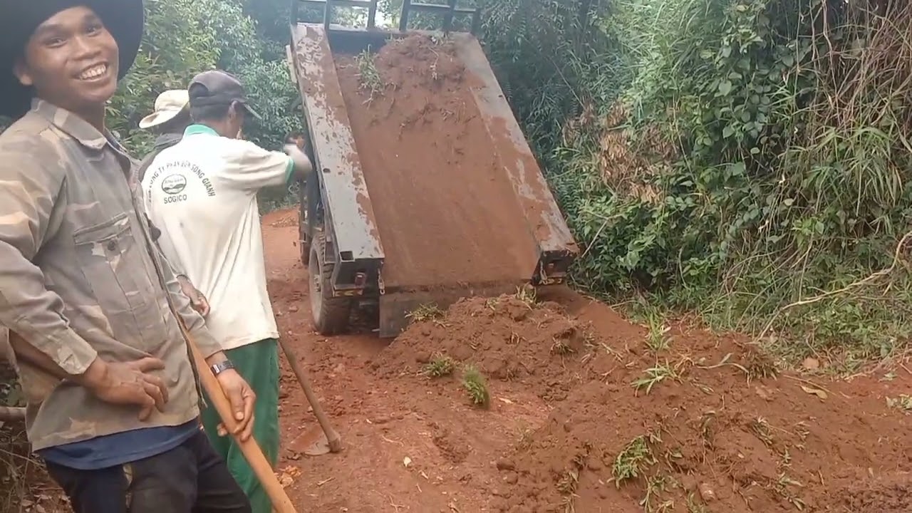 công nông chở đất làm đường