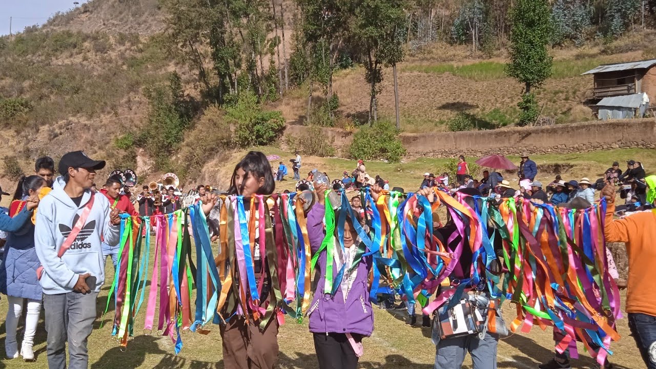 fiestas patrias Yanas Huari Ancash.... carrera de cinta  ...2023