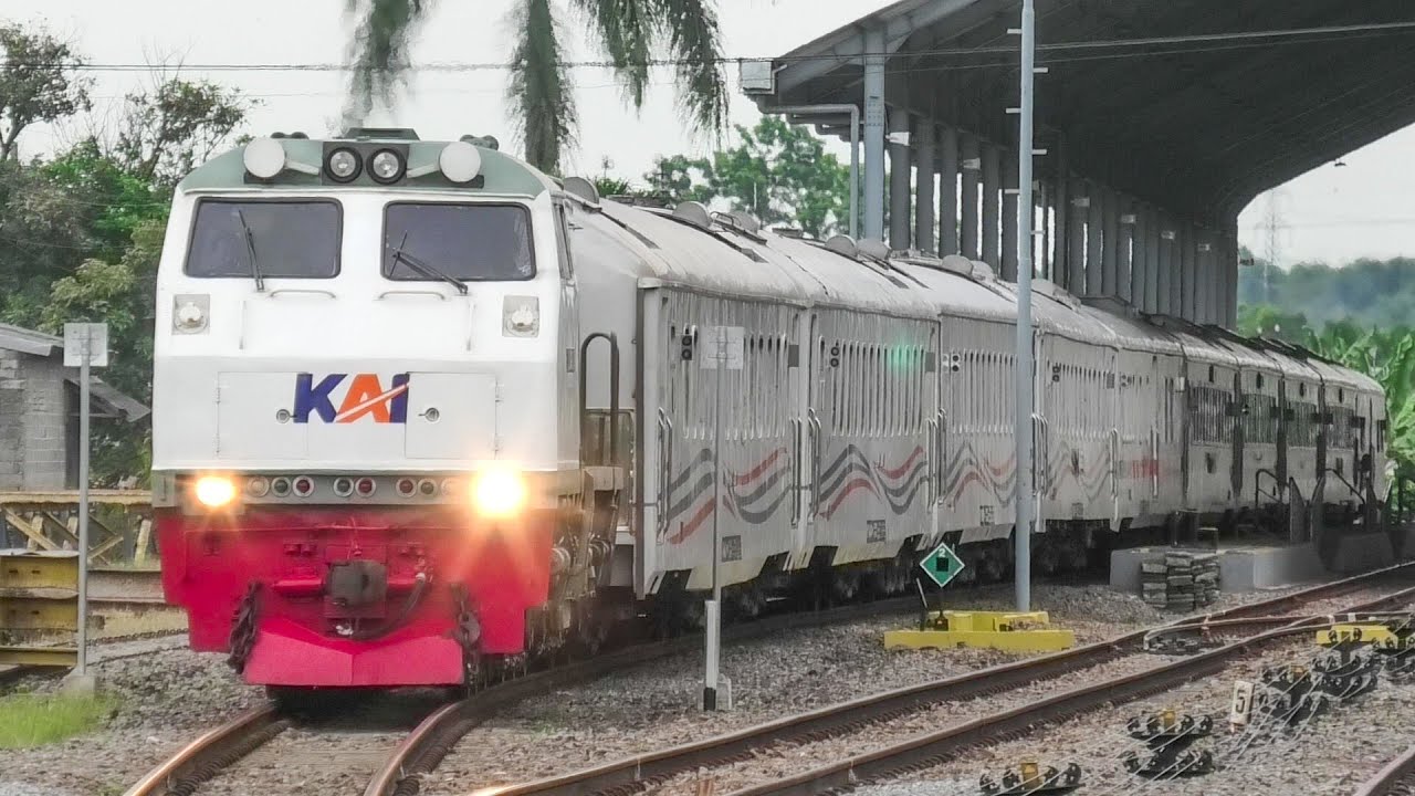 KEREN DIKASIH LAMPU DIM SAMA PAK MASINIS KERETA API JARAK JAUH