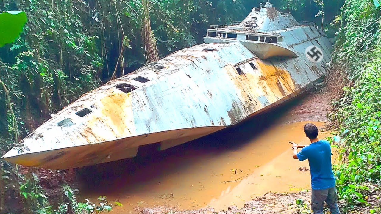 Un homme trouve un navire dans la jungle, mais quand il regarde à l'intérieur
