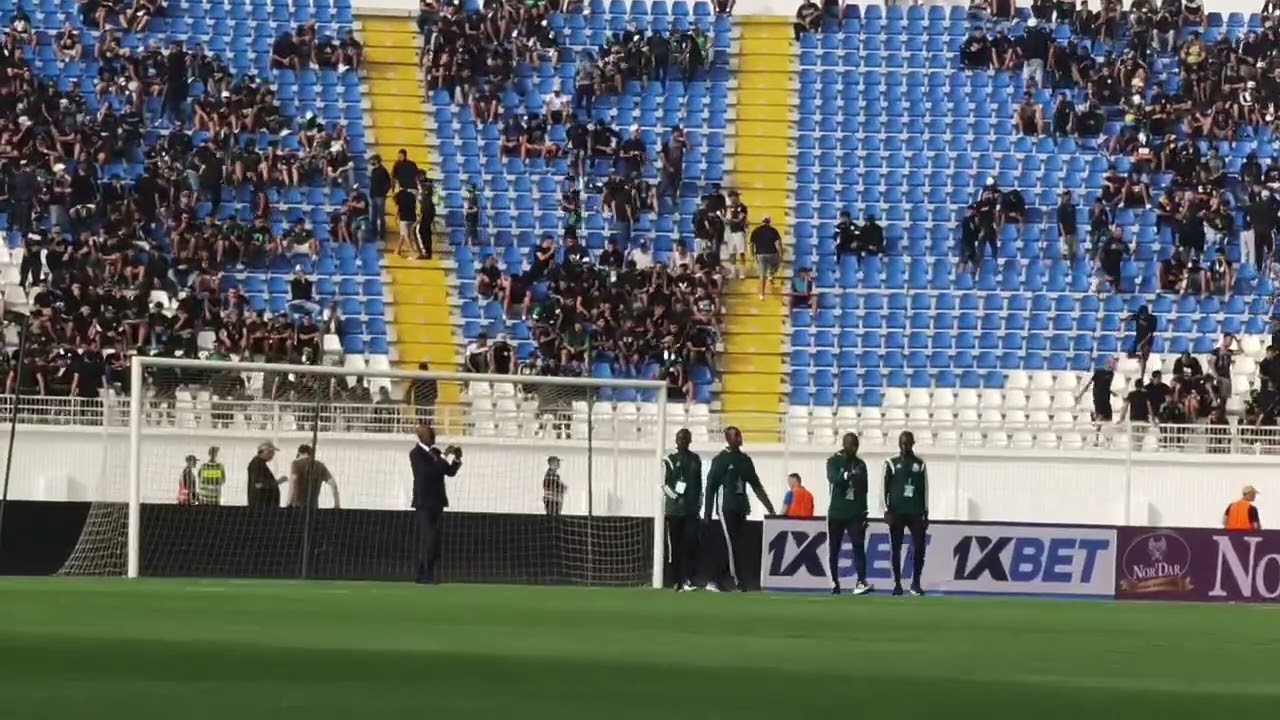 لحظة دخول حكام مباراة الرجاء الرياضي أمام الحرس الوطني من النيجر لتفقد أرضية ملعب العربي الزاولي