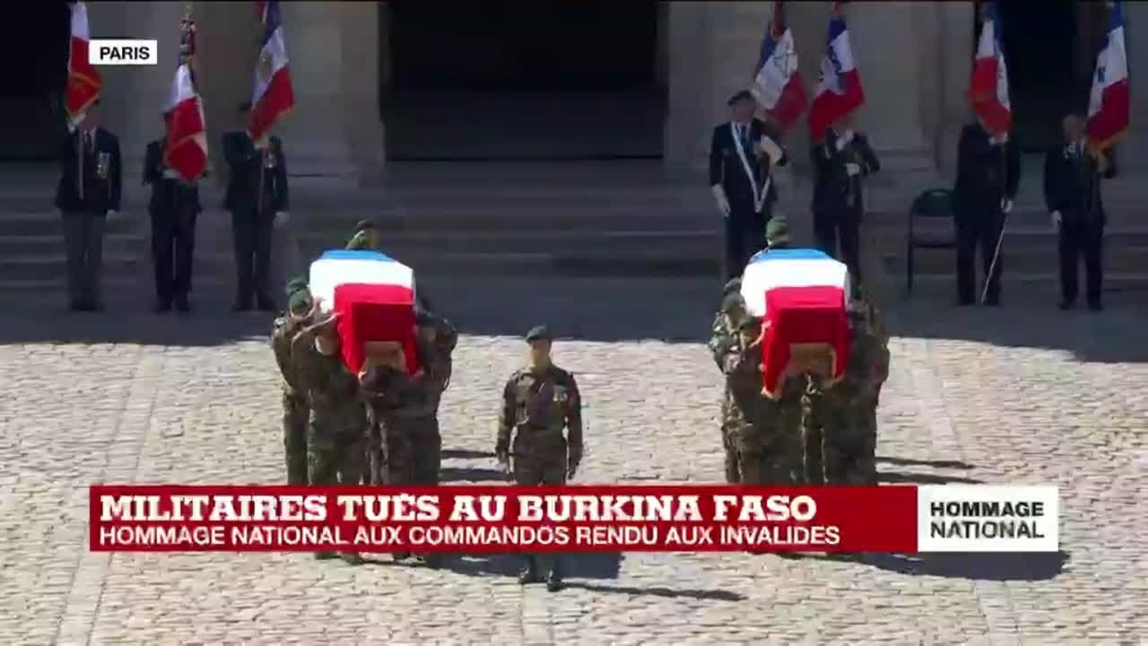 Hommage national aux deux commandos : l'arrivée des cercueils dans la cour des Invalides