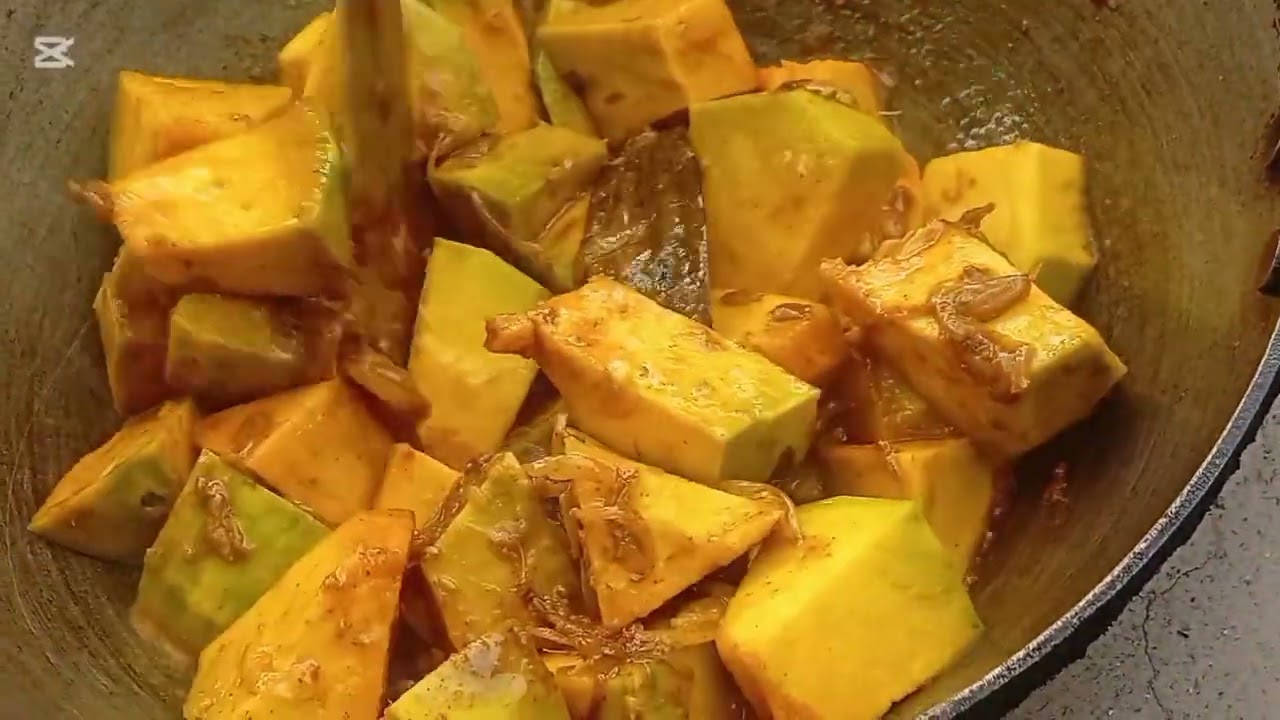 মিষ্টি কুমড়ার চোচা ও কাঁচা টমেটো দিয়ে ভর্তা। সাথে মিষ্টি কুমড়া দিয়ে মাছের ঝোল।