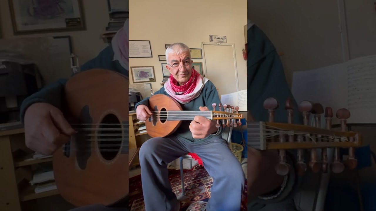نزيه غضبان يعزف على العود