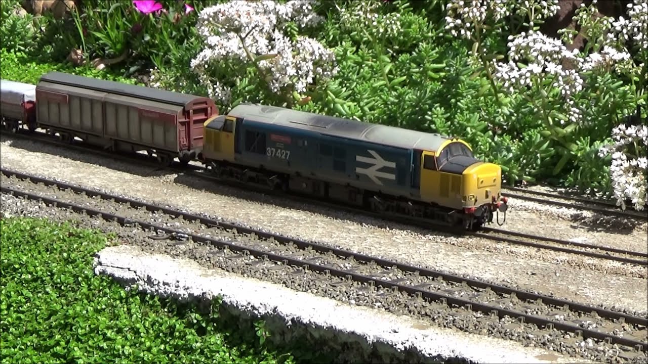Summer Hampton Garden Railway - July 2021 - part 2 - OO gauge in a suburban garden
