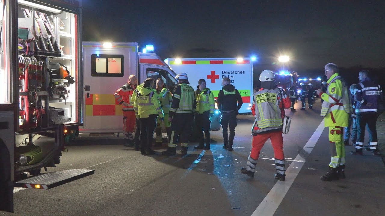 Unfall mit 3 Toten und 8 Verletzten auf B72 bei Emstek - Belastender Einsatz der Rettungskräfte