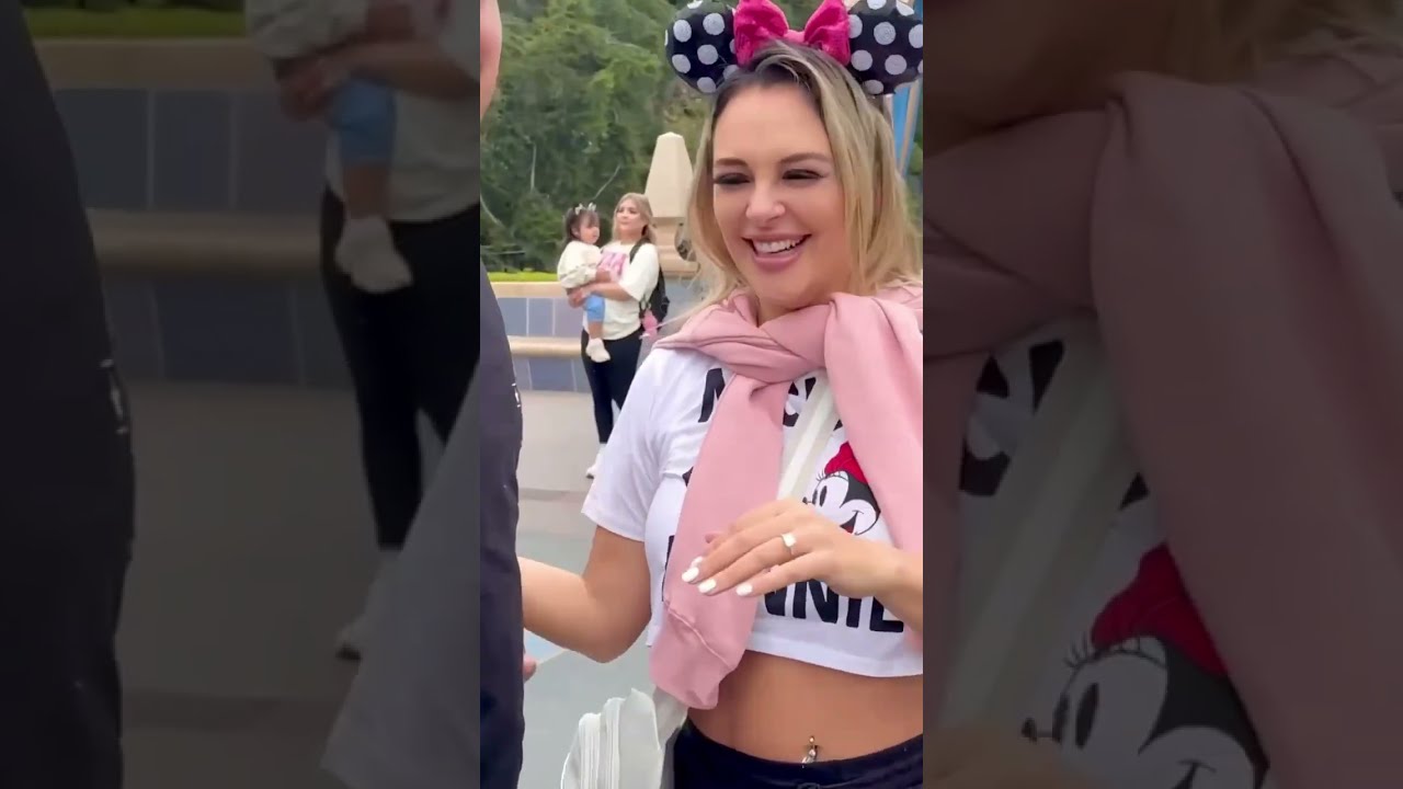 Got engaged in Disneyland ✨