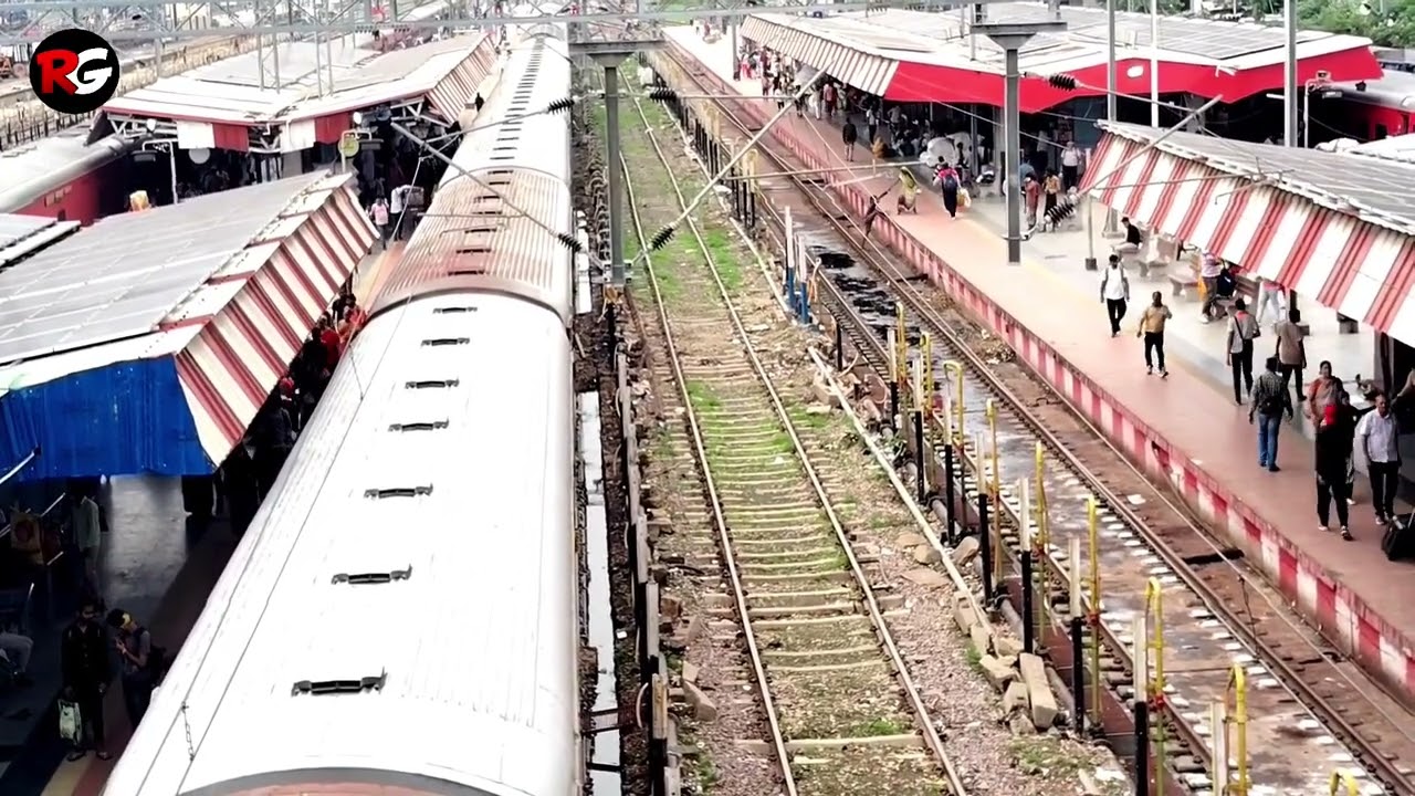 Announcement of 12166 Gorakhpur - Lokamanya Tilak Terminus Express at Varanasi Junction 