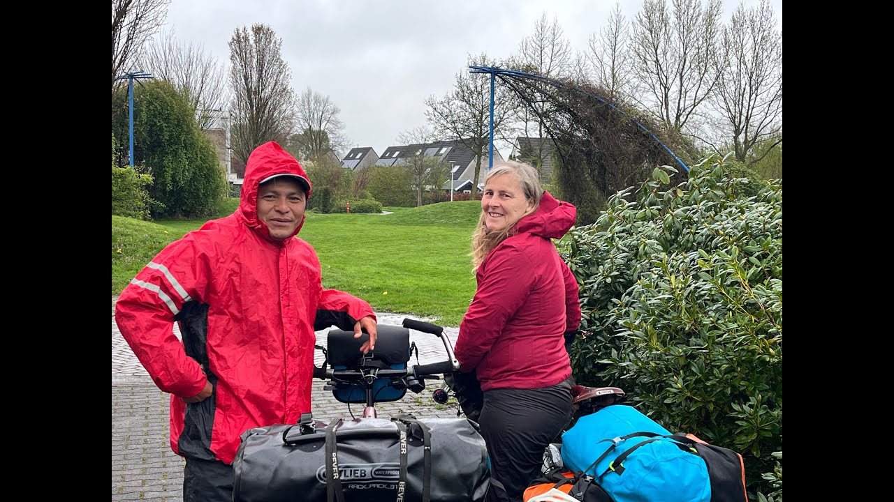 Marica van der Meer en Chepe Ruiz op de fiets op wereldreis - de zon achterna!