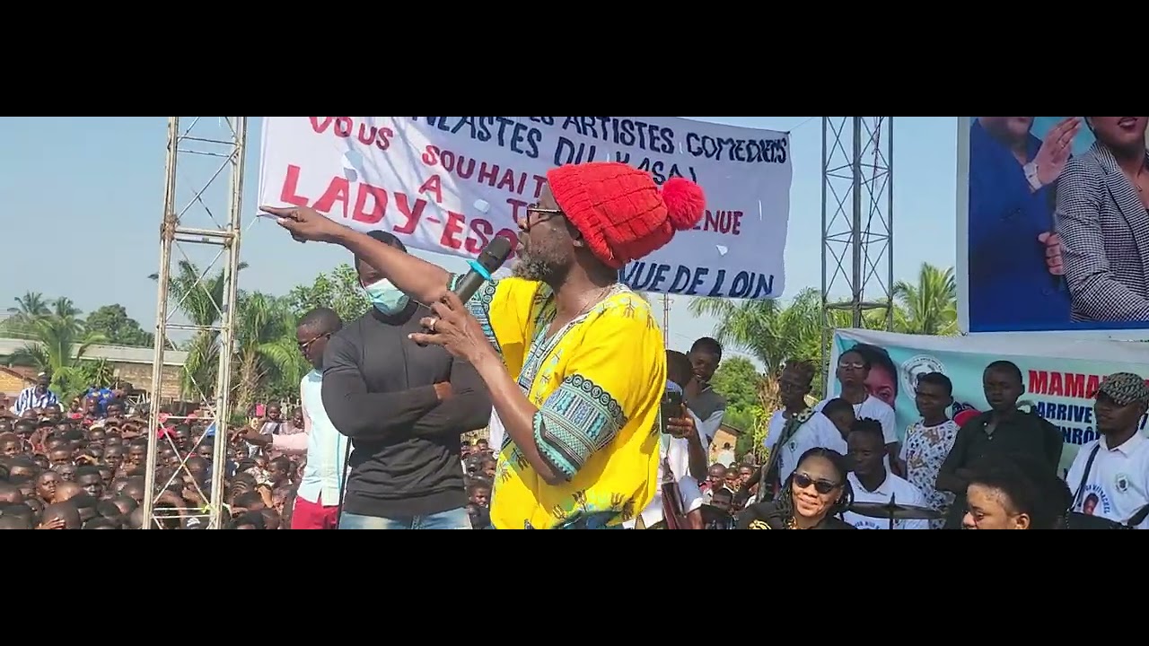 VOICI LA PRÉSENTATION DE L'ARTISTE COMÉDIEN VUE DE LOIN AU STADE MUNA YALA A TSHIKAPA