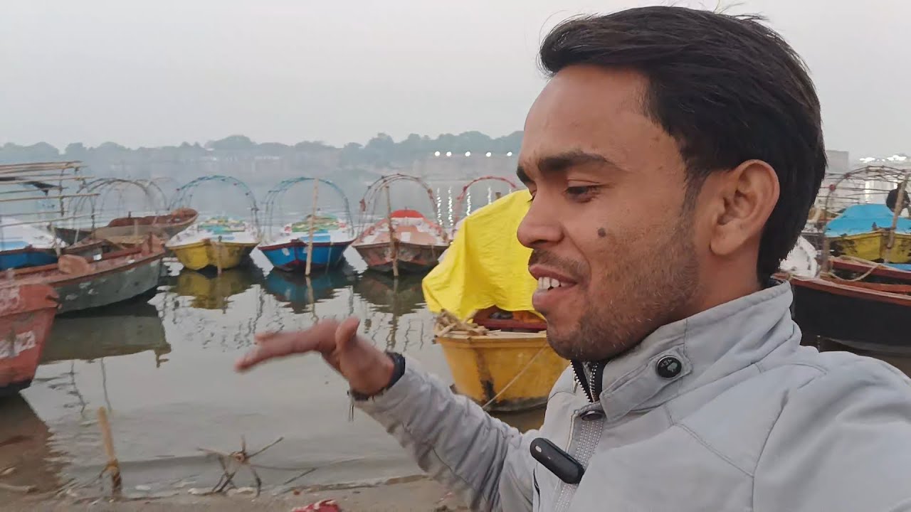 Magh Mela mein sabhi naav mein khadi Hui Hai Koi nahin Hai