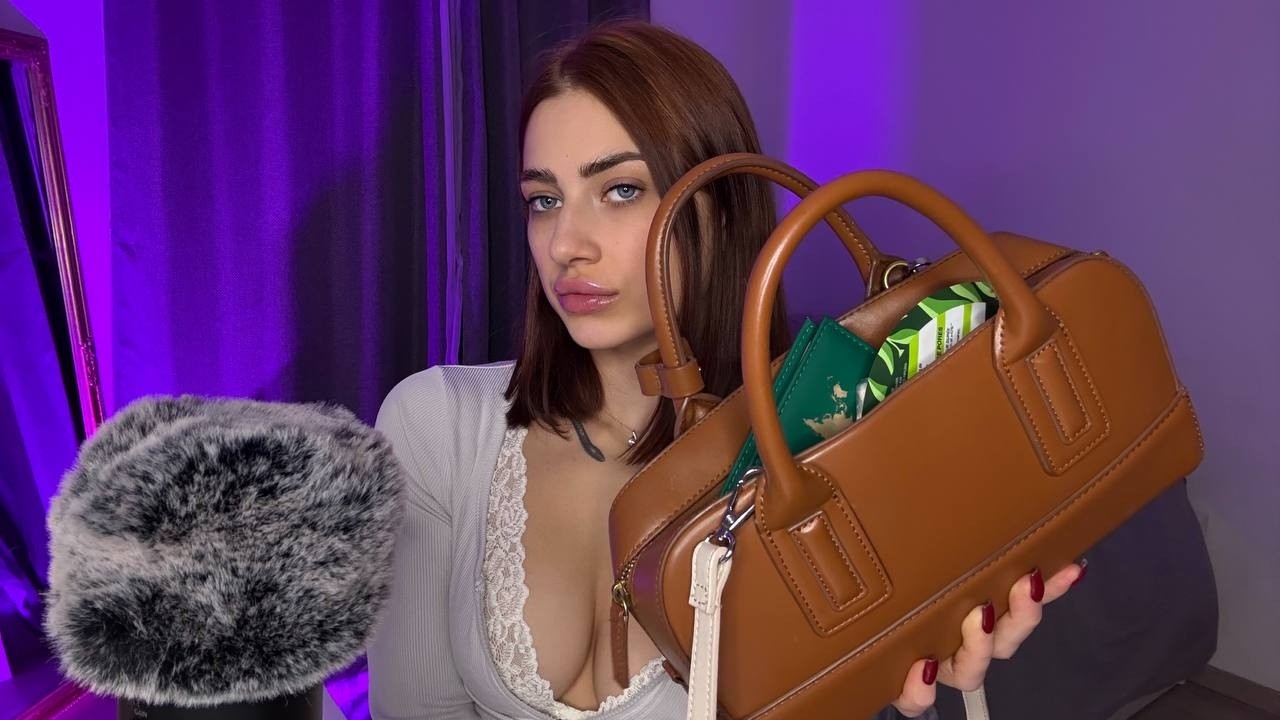 ASMR Roleplay – La Fouineuse de la Classe Veut “Juste Regarder” Dans Ton Sac 🔎👜