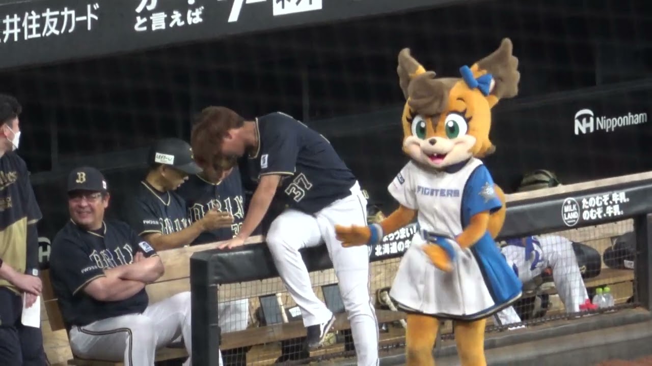 オリックス【石川亮】へフレップとポリーが日ハムベンチへ戻そうとする 現地映像