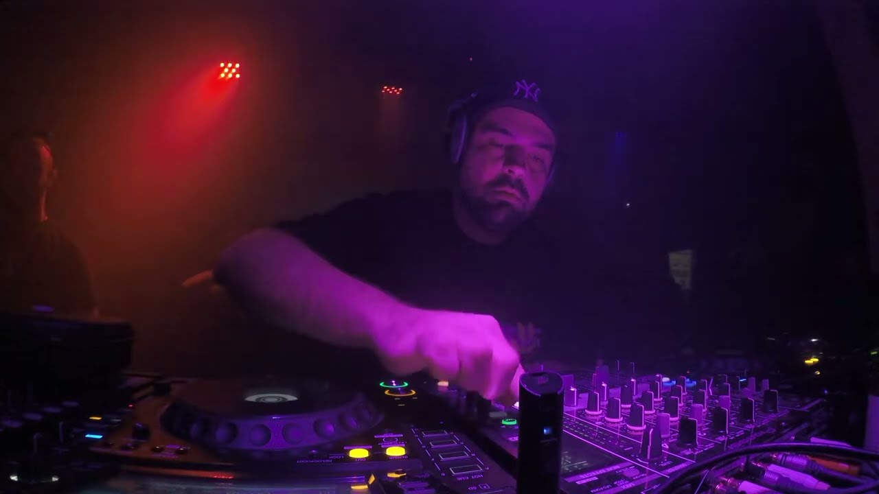 SiXa: WEIKUM live INSIDE ROOOM