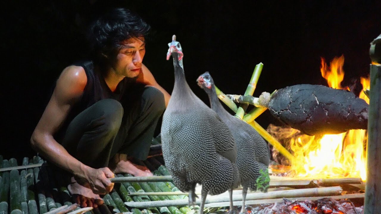 HUNTING FOR FOOD IN THE FOREST ⛰️ PROCESSING CHICKEN 🐓 GRILLING