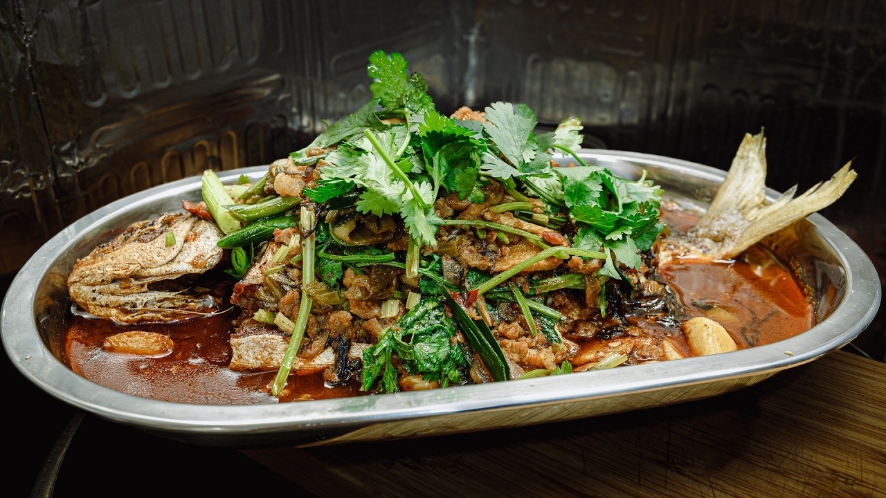 廣東話｜酸辣肉醬煮鯧魚｜我又炒出火啦｜酸辣肉醬不一定只能拌麵，其實做菜也好好味｜加快時間不浪費的食譜｜因為有豬肉讓醬汁口感更加丰富｜影片詳細解說家廚如何能做到專業廚房鑊氣的要點和手藝