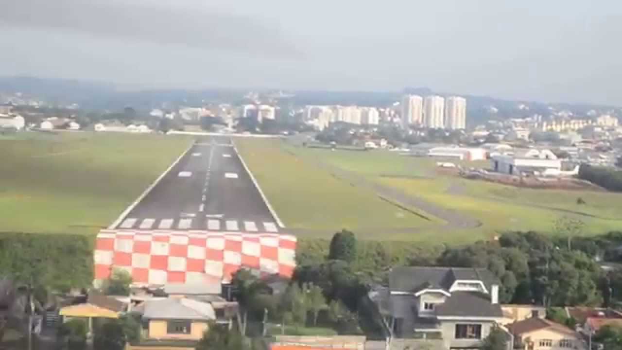 Avião Cirrus SR22 pousando no Aeroporto do Bacacheri (SBBI) - Curitiba - PR
