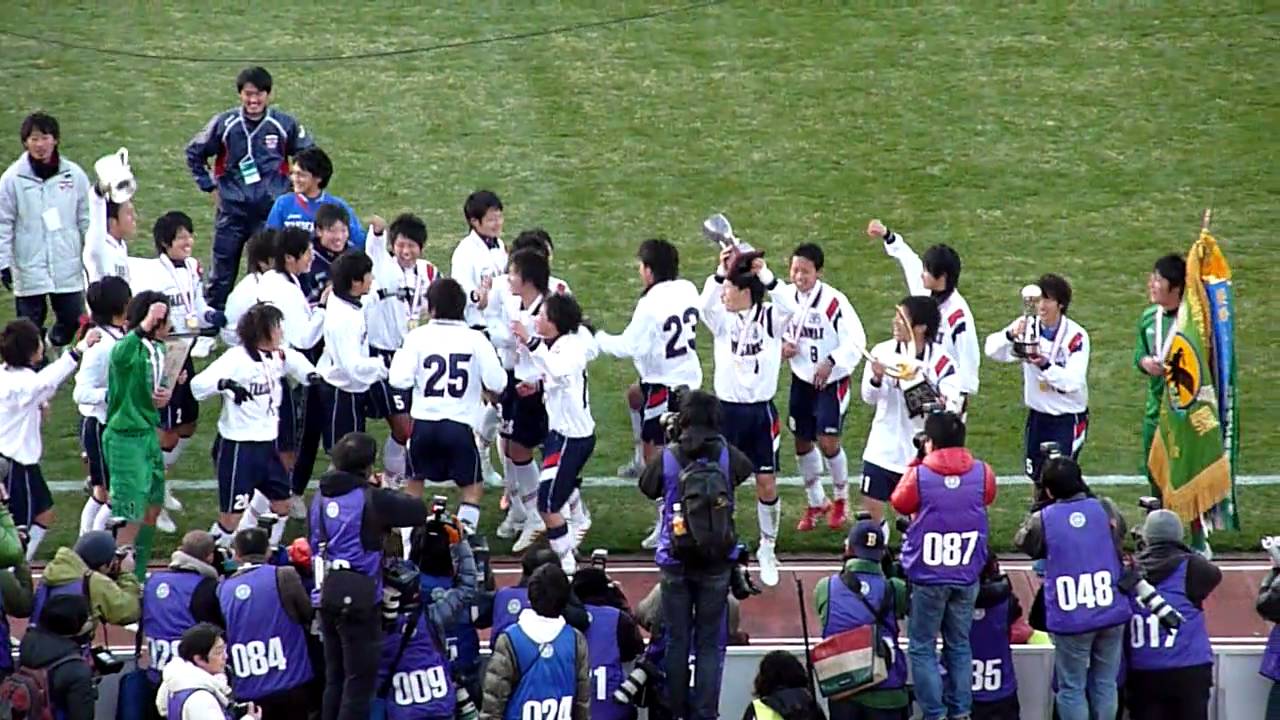 滝川第二高校の選手が合唱してるところ