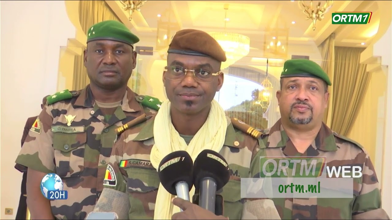 FAMa | Col. Assimi GOÏTA a rencontré les chefs d'état-major et chefs de service militaire à Koulouba