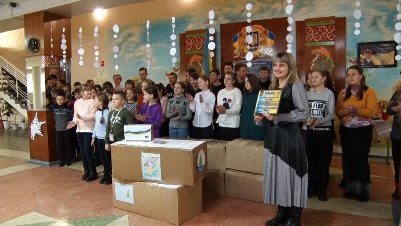 Колектив та учні ліцею №14 у Житомирі передали бійцям термобілизну, шкарпетки, рукавиці та смаколики
