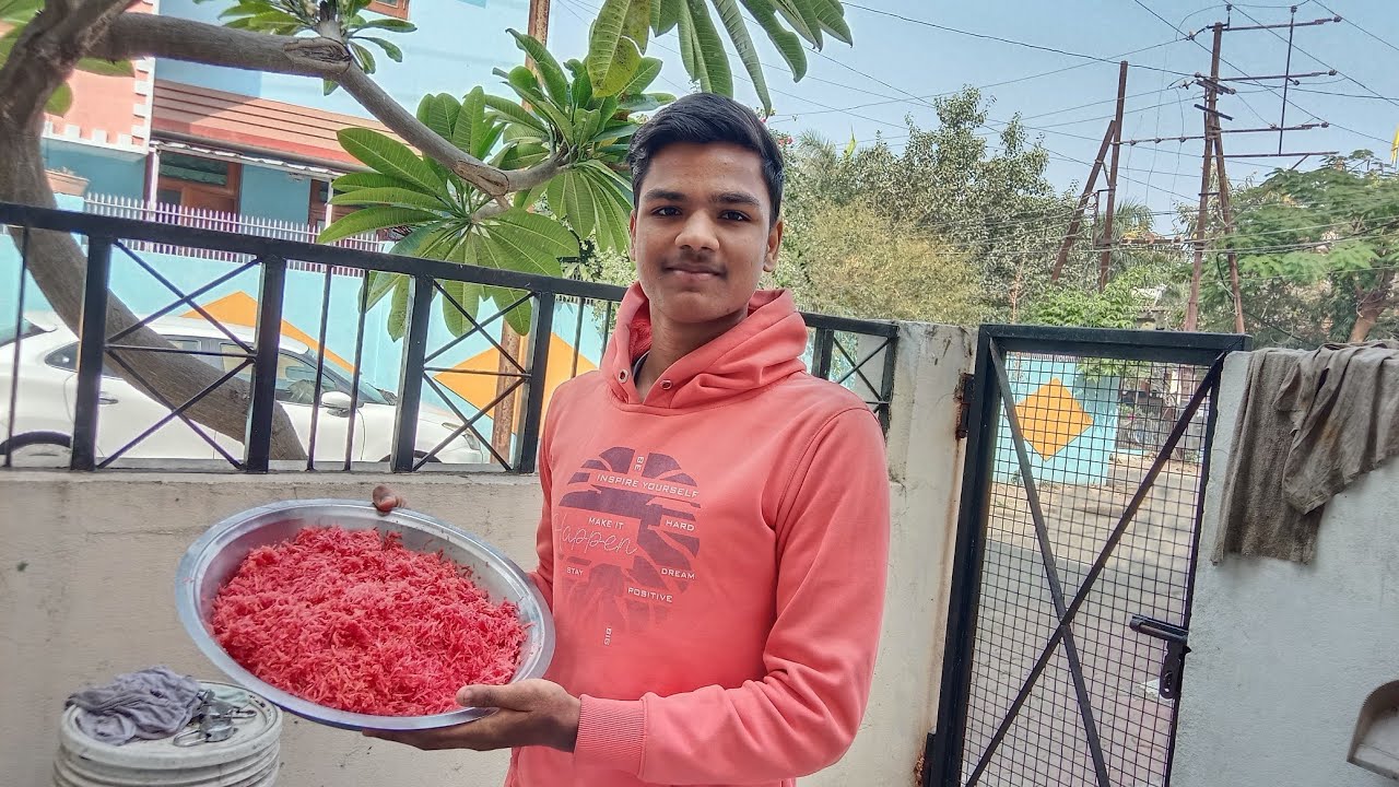 Aj ghar pe gajar ka halwa bana 😋