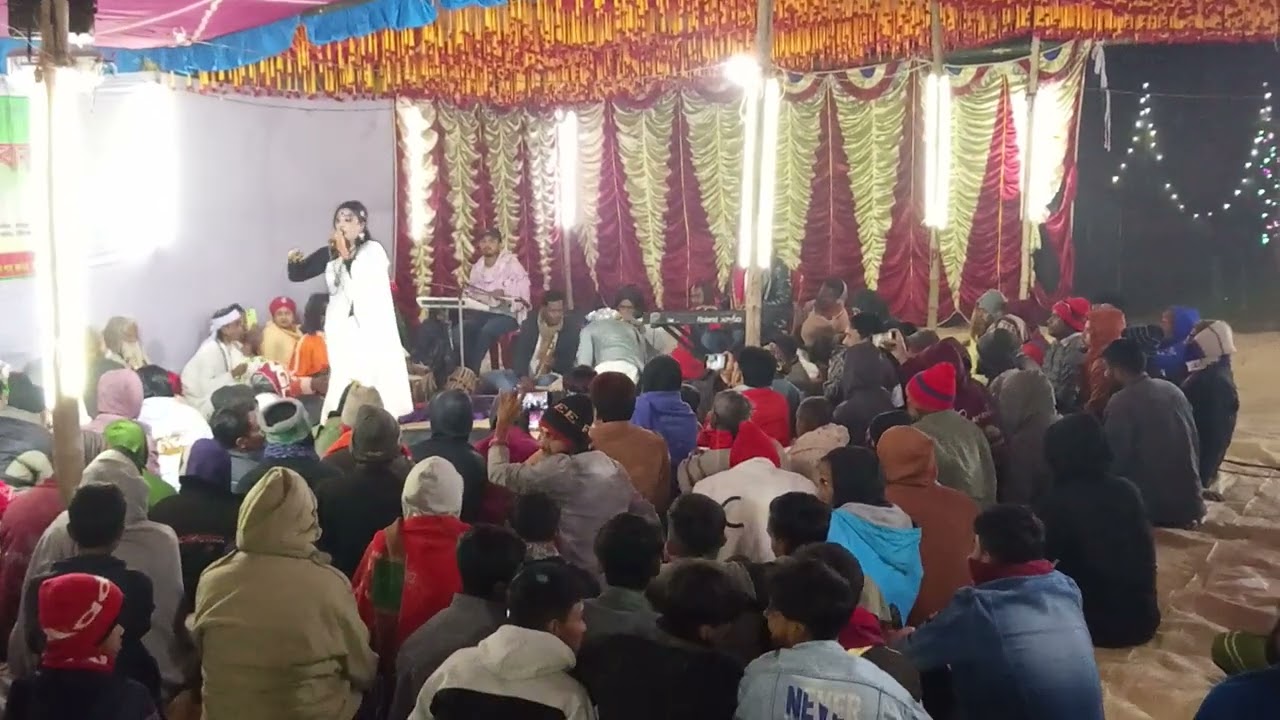 কুষ্টিয়া থেকে আগত লালন সাইজির বানী পরিবেশন করছেন শিল্পী নারগিস বাউল 