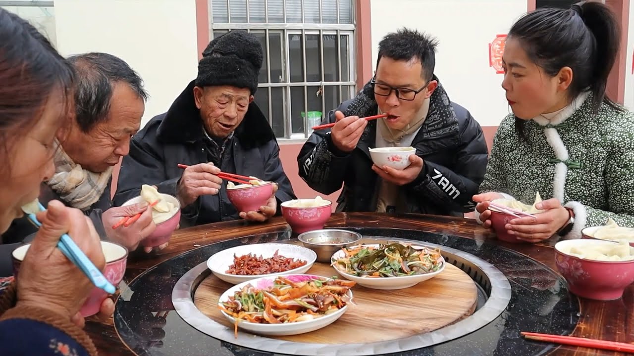 小喬出發去杭州，婆婆忙前忙後給她包餃子吃，公公也滿是疼愛！